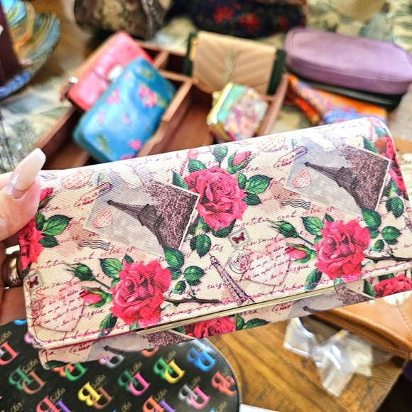 Gorgeous Paris Floral TriFold Wallet - Picture 1 of 4